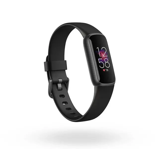 fitbit-luxe-black-graphite-schraeg-uhrzeit_3-1