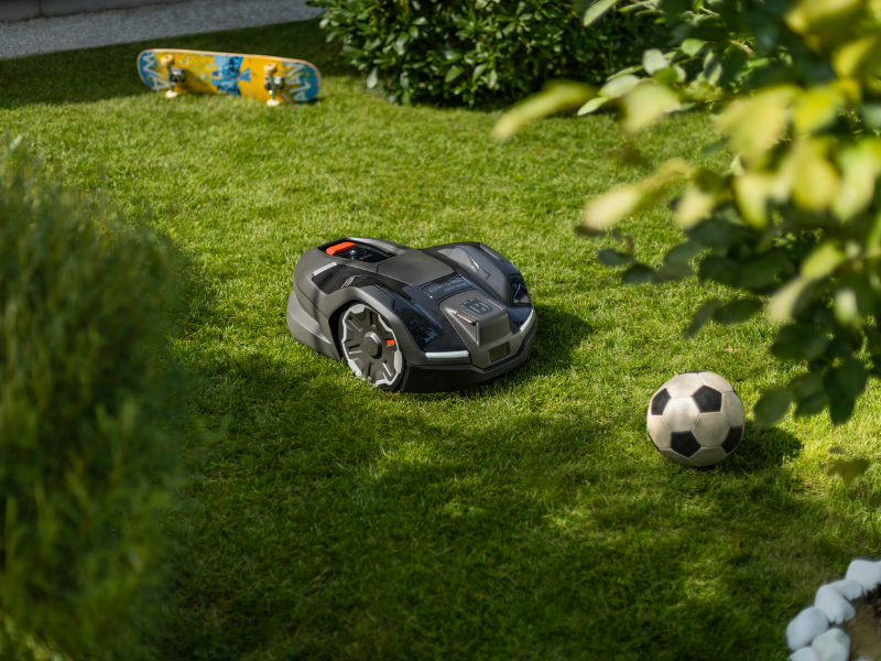 Husqvarna robotmaaier maait gazon in tuin